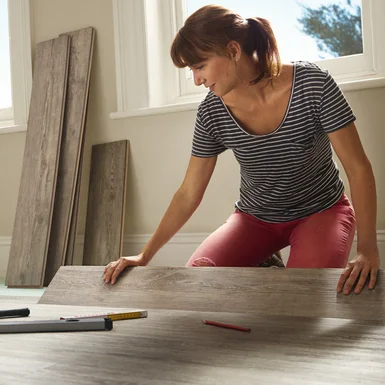 Person verlegt Laminat