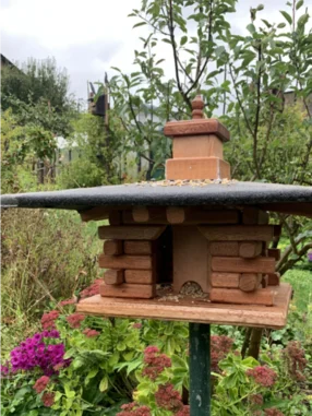 Vogelfutterhaus aus Holz im Garten
