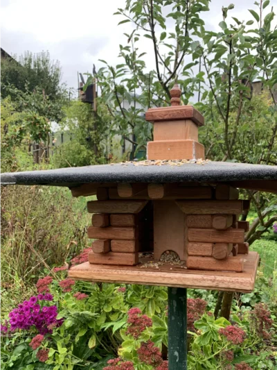 Vogelfutterhaus aus Holz im Garten