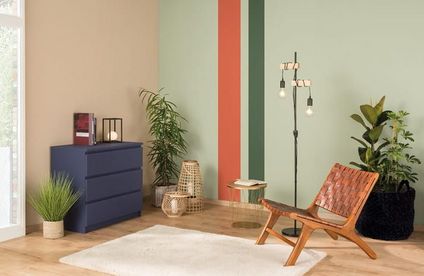 Wohnzimmer mit gestrichenen Farbsteifen