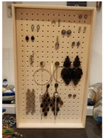 Eine Auswahl an Ohrringen an einem Organizer.