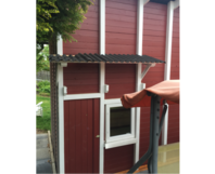 Rote Holzwand eines Gartenhauses