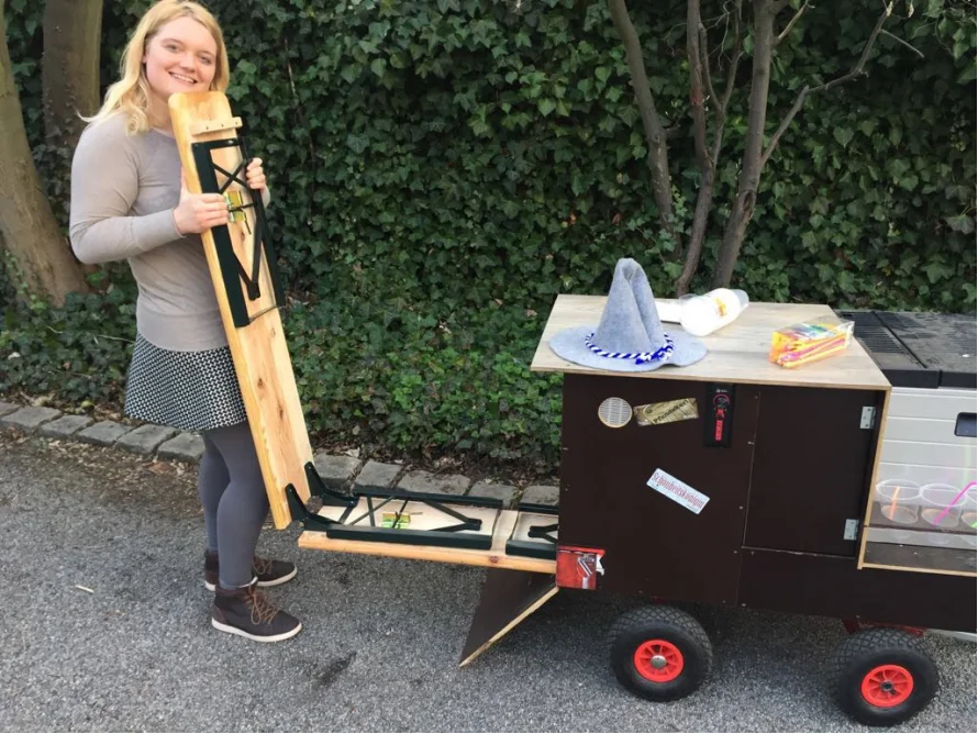 Person baut einen Klapptisch auf