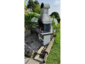 Ein gemauerter Gartengrill mit Kamin.