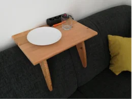 Holztisch über Sofaarmlehne