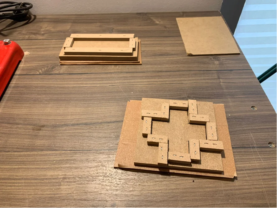 Teile eines Holzbausatzes auf einem Tisch