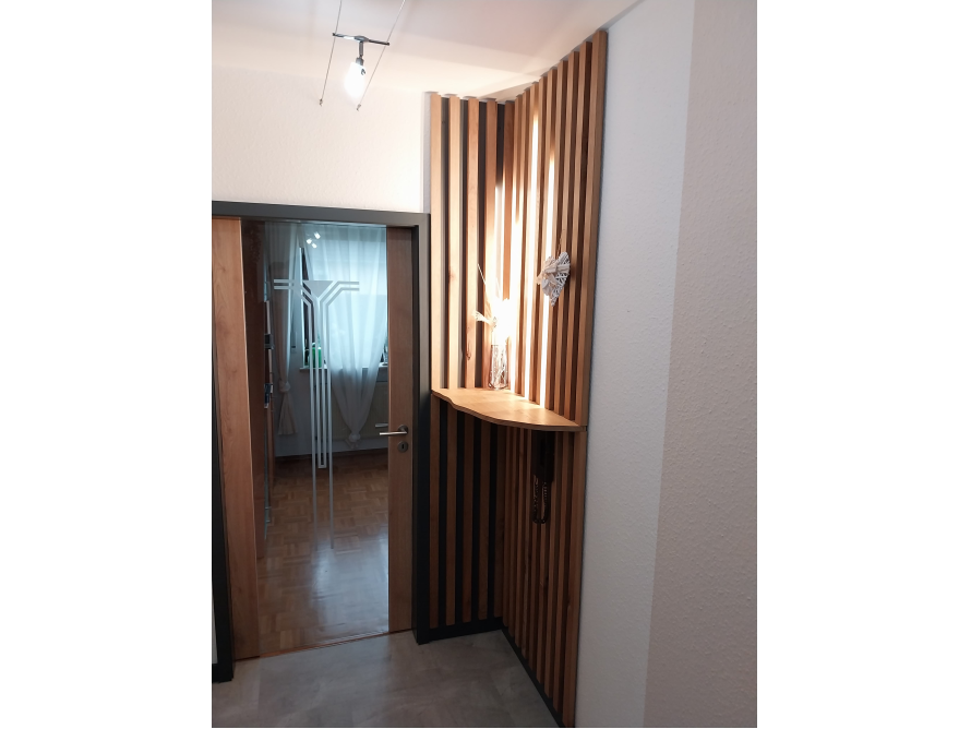 Moderner Wandaltar aus Holz