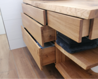 Offene Holzschubladen mit Handtüchern