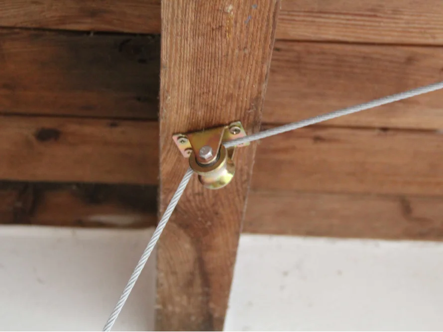 Stahlseil an einer Rolle befestigt