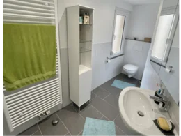 Modernes Badezimmer mit Dusche und WC