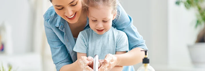 Erwachsener und Kind waschen Hände