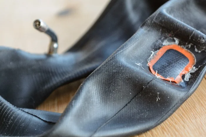 Geflickter Fahrradschlauch mit einem roten Flicken