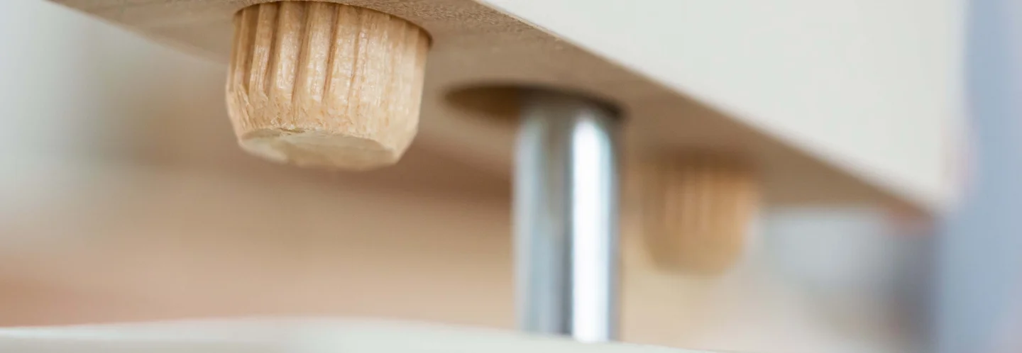 Nahaufnahme von Holzdübeln zum Verbinden von Möbelteilen.