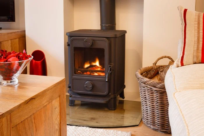 Ein brennender Kaminofen in einem Wohnzimmer