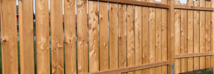 Holzzaun vor blauem Himmel