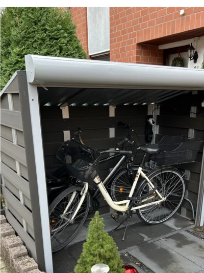 Fahrradgarage mit zwei Fahrrädern