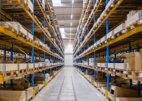 Blick in einen Gang im inneren des Fulfillment Center