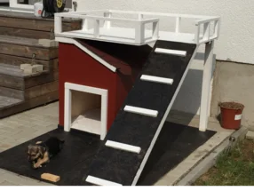 Hundehütte mit Terrasse