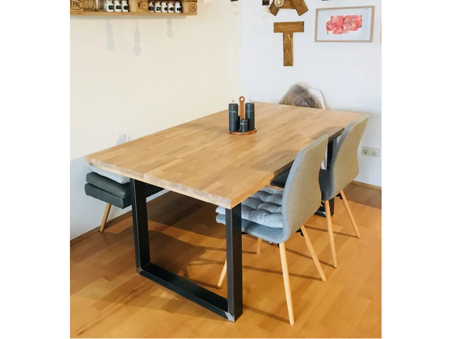 Esstisch im Industriedesign