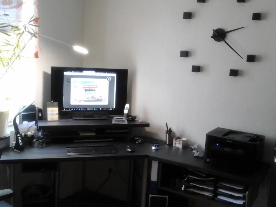 Ein aufgeräumter Computerarbeitsplatz