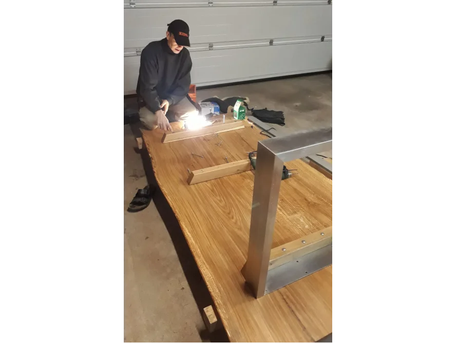 Person baut einen Tisch