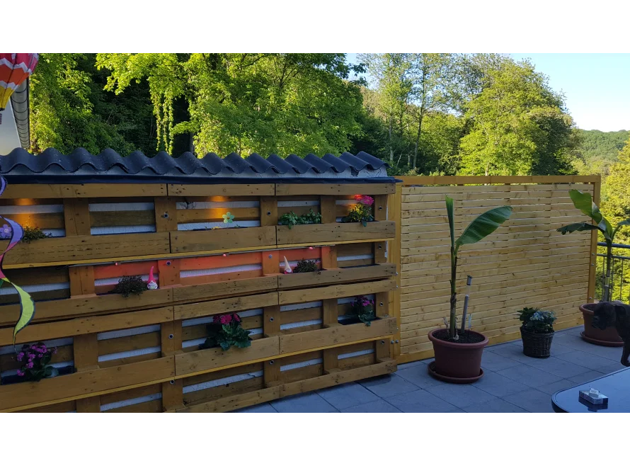 Blumenkästen aus Paletten auf Terrasse
