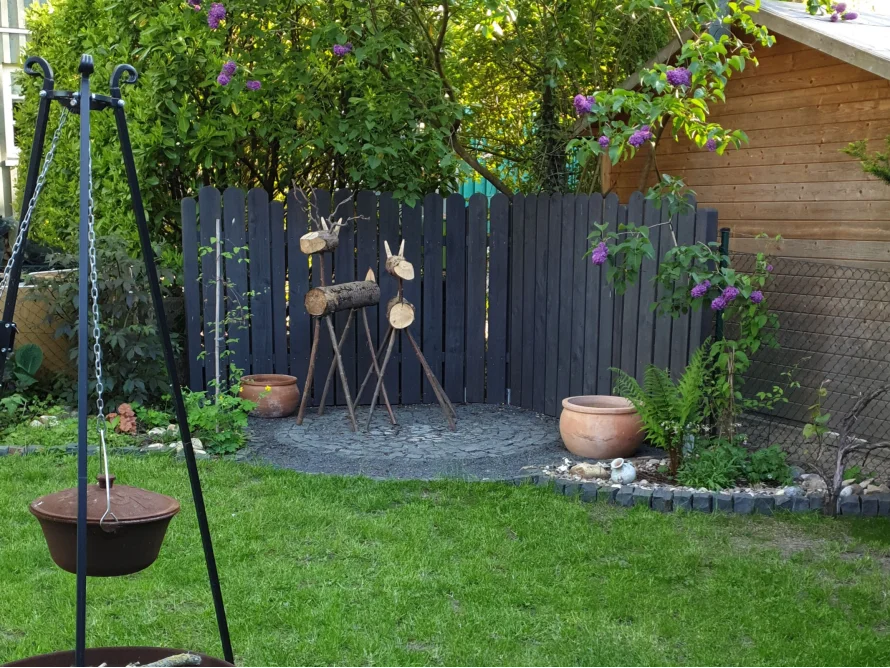Garten mit Holzzaun und Dekoration