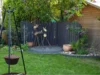 Garten mit Holzzaun und Dekoration
