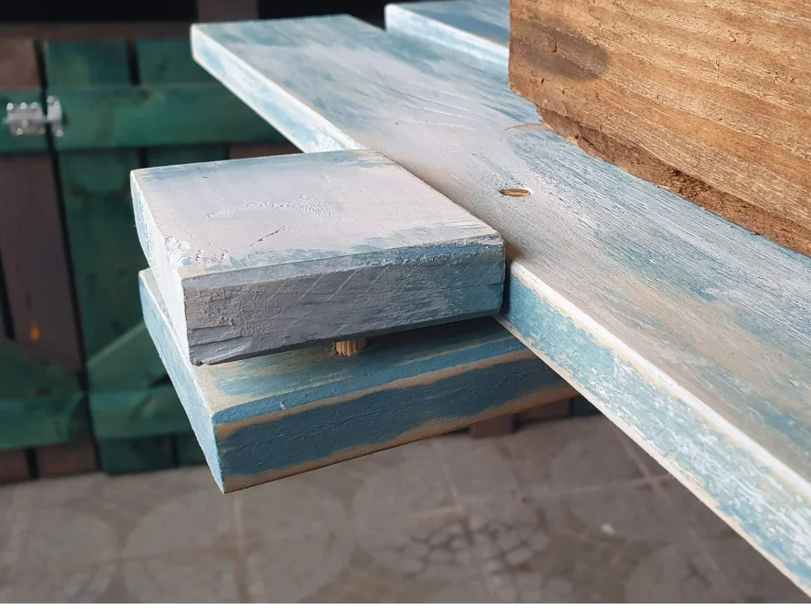 Holzbalken in hellblau und weiß lasiert