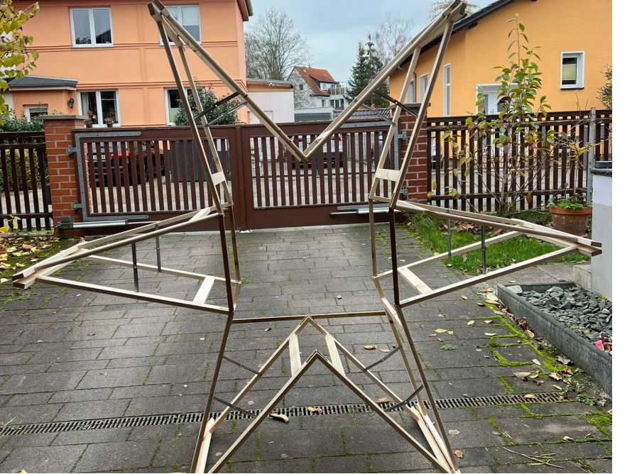 Unfertiges Holggerüst in Sternform