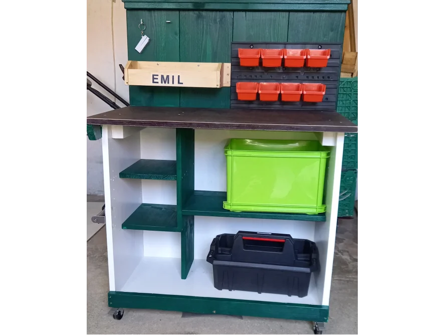 Grüne Werkbank mit Schubladen und Fächern