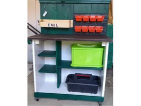 Grüne Werkbank mit Schubladen und Fächern