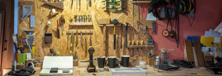 Arbeitsplatz mit Werkzeugen in einer Werkstatt