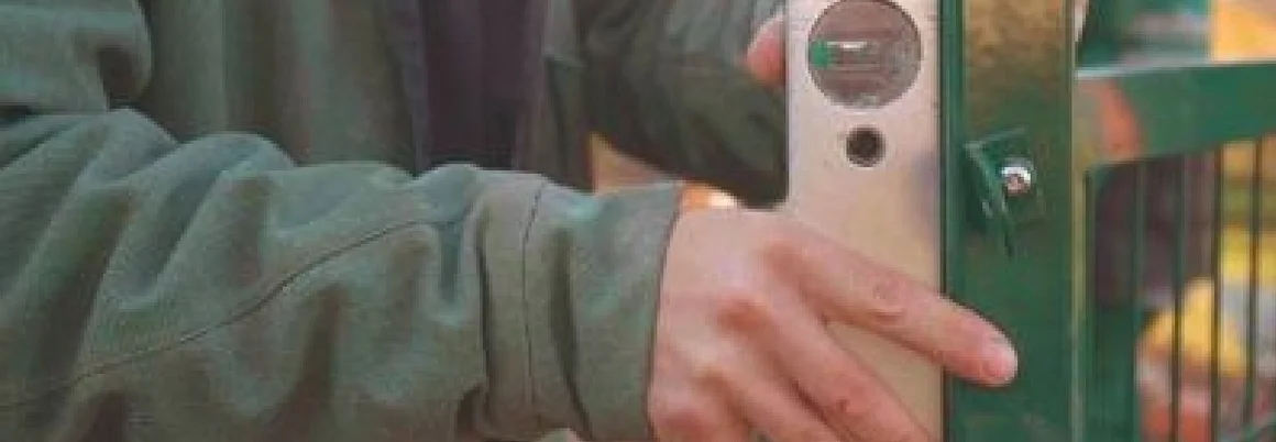 Person richtet Zaunpfosten mit Wasserwaage aus