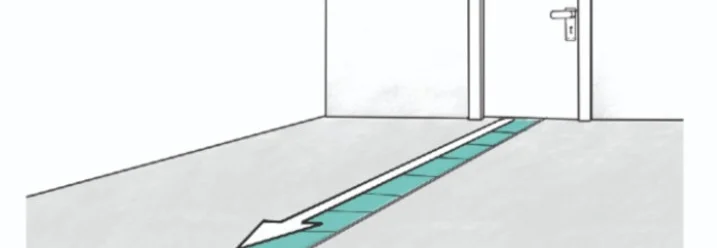 Gepflastere Fläche mit Markierung und Pfeil