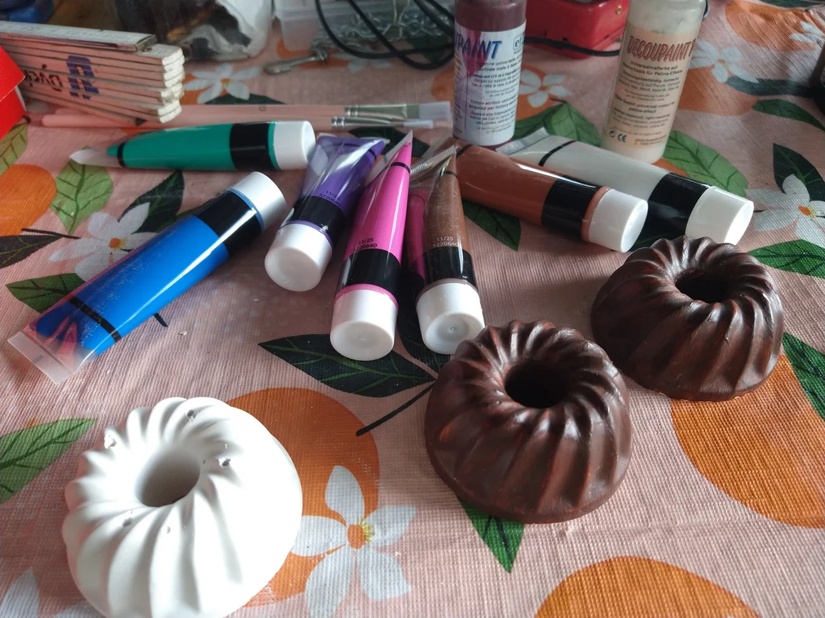 Farben und Pinsel zum Bemalen von Deko-Kuchen aus Gips.