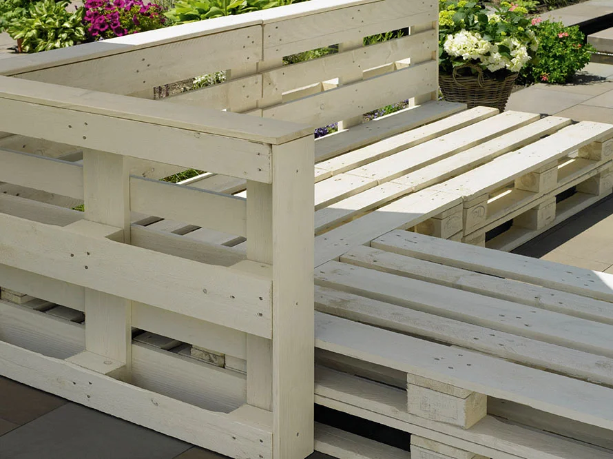 Gartenmöbel aus weißen Paletten