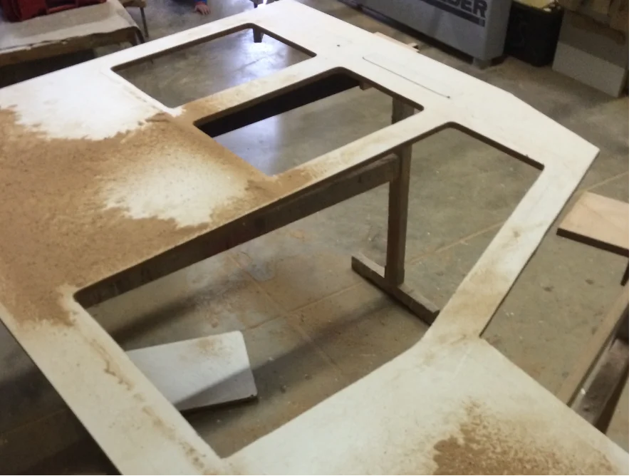 Zuschnitt einer Holzplatte mit Sägespänen