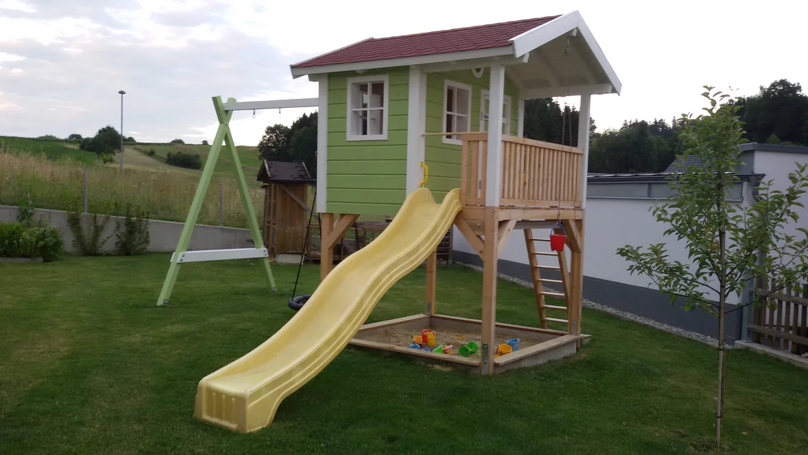 Spielhaus mit Kurbelmarkise