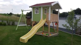 Spielhaus mit Kurbelmarkise