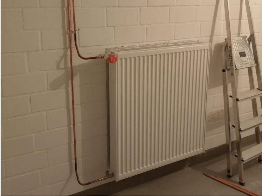 Heizkörper an weißer Wand