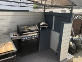 Außenküche mit Gasgrill und Pizzaofen