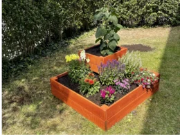 Holzbeet mit bunten Blumen