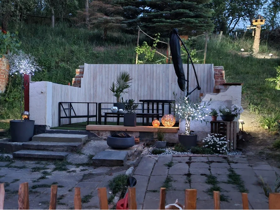 Gemütliche Gartenecke bei Nacht