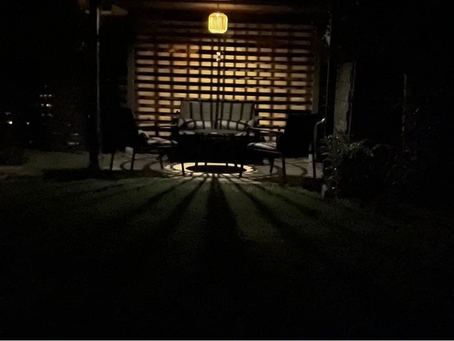 Sitzecke im Garten bei Nacht