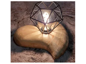 Lampe mit Holzsockel in Herzform