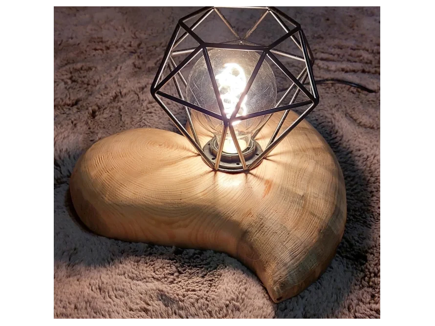 Lampe mit Holzsockel in Herzform