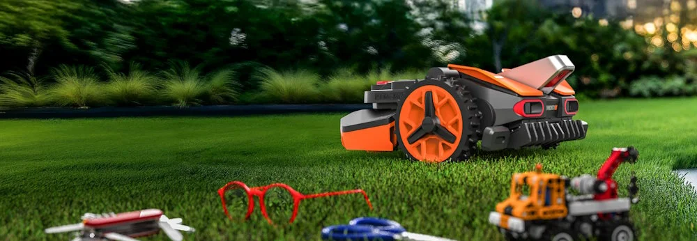 Roboter-Rasenmäher auf Rasenfläche