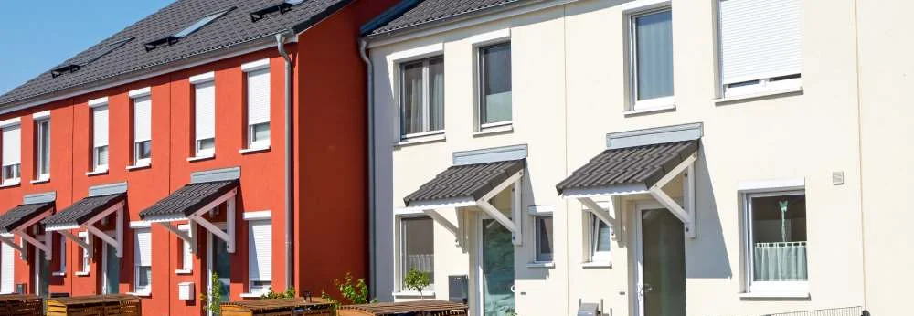 Rote und weiße Reihenhäuser