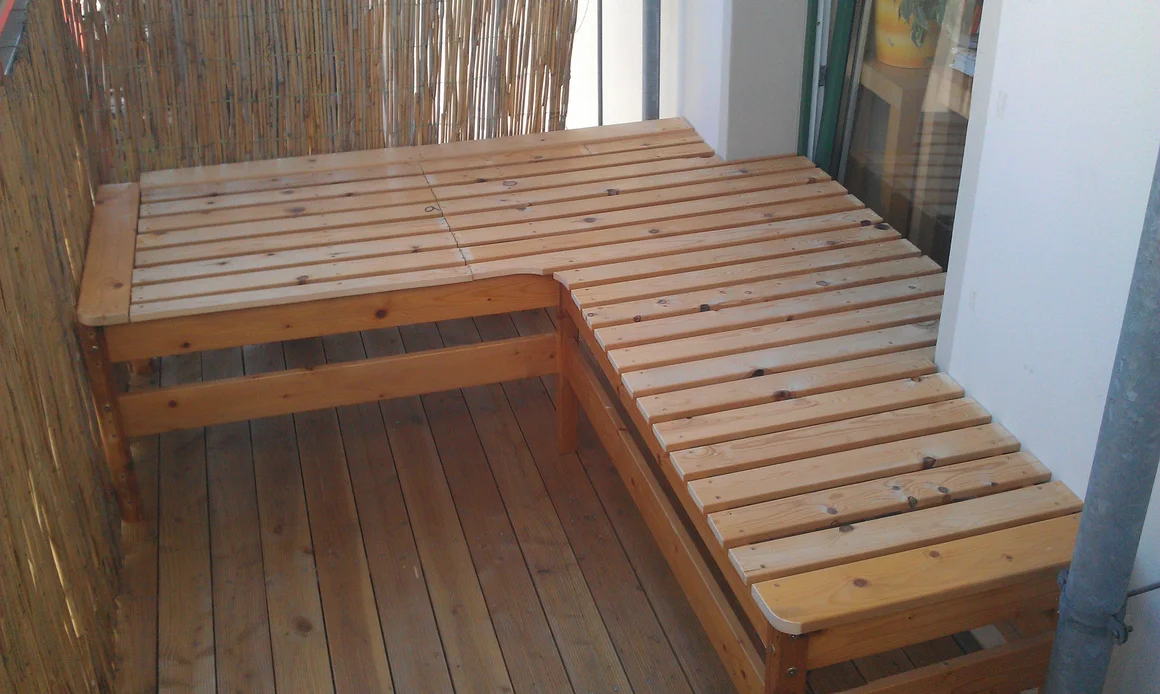 Holzbank auf einem Balkon